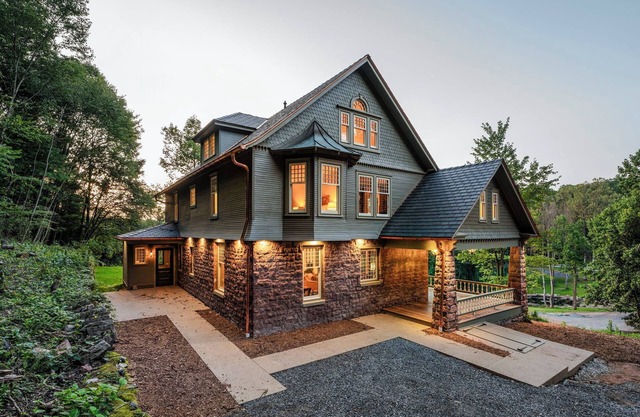 Large 6 bedroom, 6.5 bath restored Victorian home at Indiandale Springs