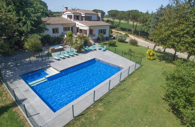 Large 7 Bedrms villa in Spain, near Barcelona &15min beaches Private pool