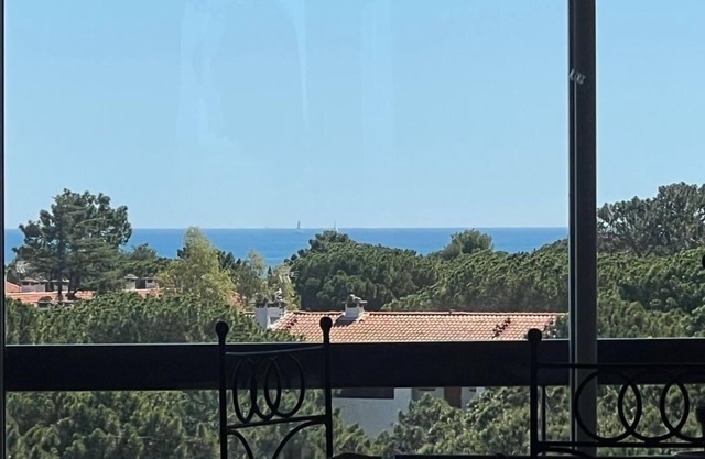 Large 80 m2 T3 apartment with panoramic sea and mountain views. Sea 500m