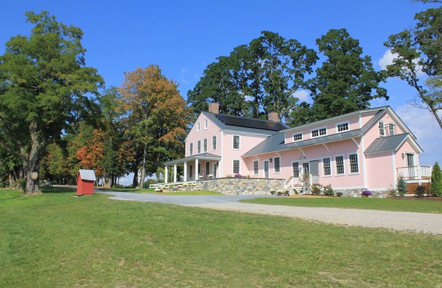 Large And Luxurious Farmhouse - Close To Town And College!