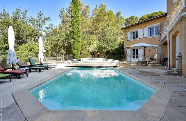 Large apartment with terrace and pool view