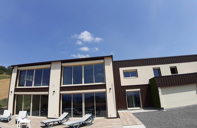 Large apartment in contemporary house with quiet panoramic view.