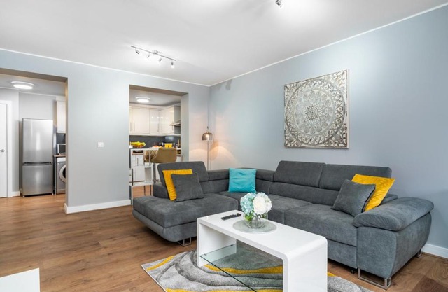 Large Apartment Near Stonehenge Amesbury Town Centre Smart TVs Netflix FREE PARKING