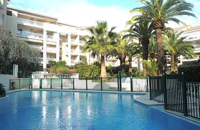 Large apt 4 persons, quiet, airy, comfortable, swimming pool, garage, near beaches