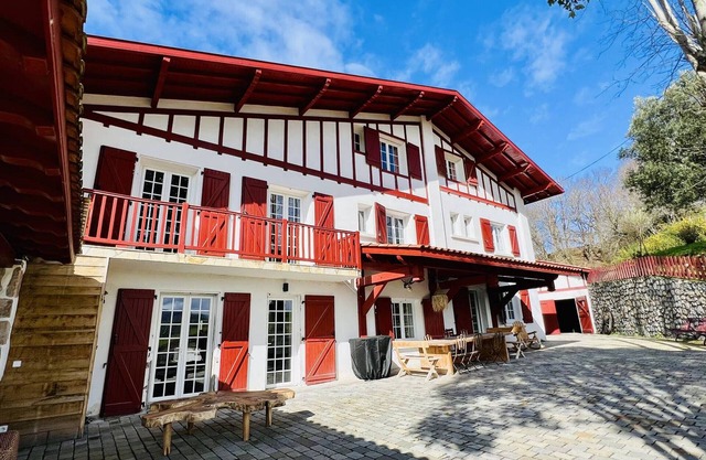 Large Basque house 14 pers, pool, game room, internet, charging station