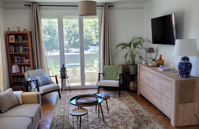 Large bright apartment - beside park.