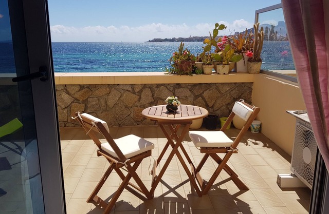 Large bright studio with terrace on the beach with sea and city view