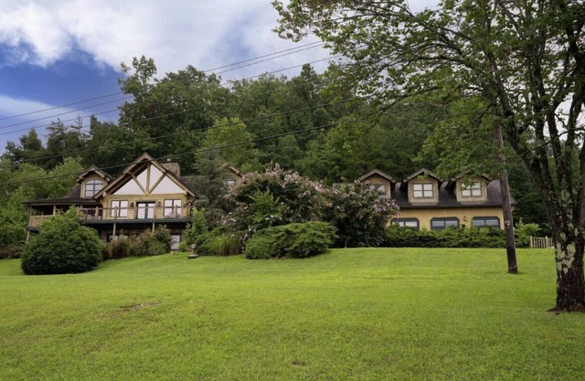 Large Cabin at Exit 407 - lots of parking