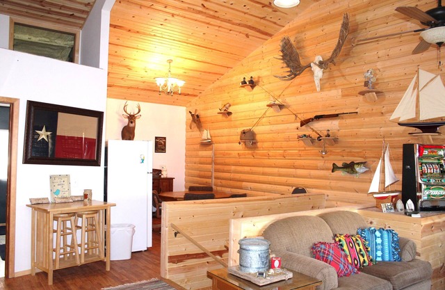 Large cabin for reunions , family gatherings or duck hunting