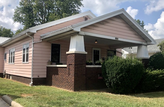 Large Central Bungalow, 3 Kings, 2 Queens, 1 Ba, Garage, Porch, W/D+BBQ, Pets OK