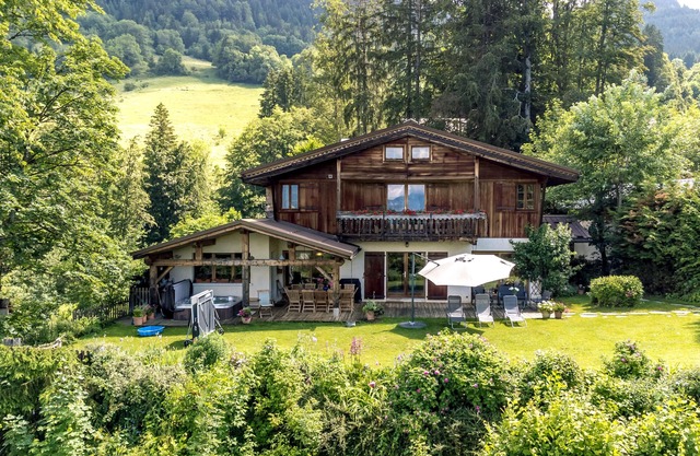 Large chalet, panoramic view et good furnishings 1100m height 2km from La Clusaz
