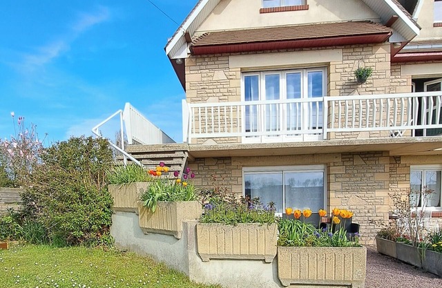 Large, comfortable studio 350 m from the beach and shops with private courtyard