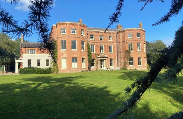 Large, comfortable Manor House near Ludlow with ten en-suite bedrooms.