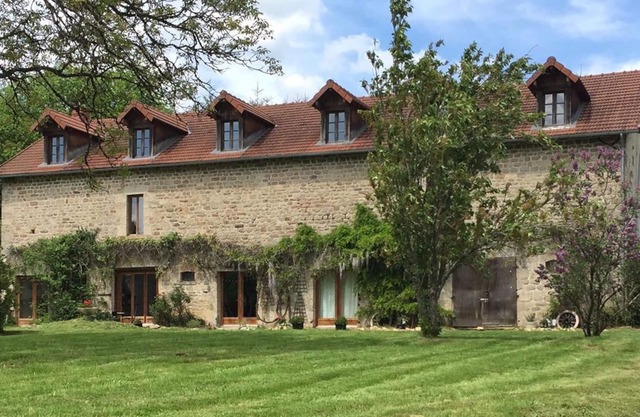 Large converted barn, comfortably sleeps 16, private pool, close to river beach