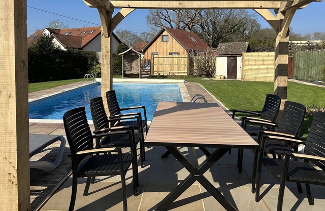 Large Cottage, sleeps 8-10, Semi rural, Summer Pool, Hot Tub & pet friendly