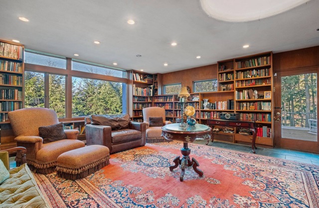 Large Dartmouth Home w/Hot Tub-Perfect for alumni, future students, or a nice weekend getaway!