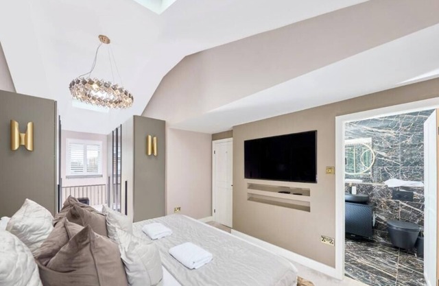 Large detached House Woolton, Families, FREE Parking, Massage, BBQ, Playroom +