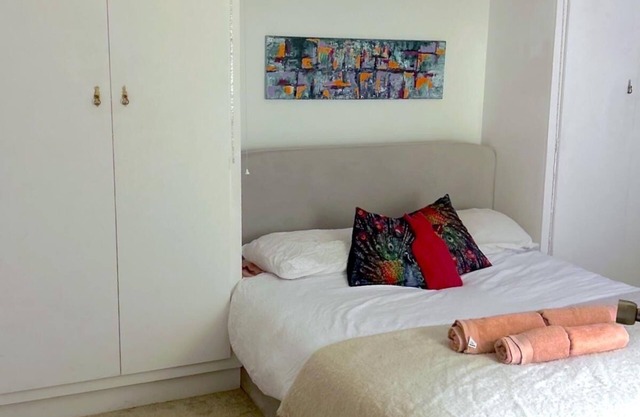 Large Double Bedroom In Cosy Apartment