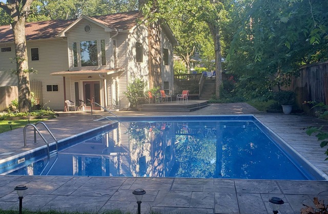 Large Executive Home. Near all highways.15 min to airport, base and downtown.