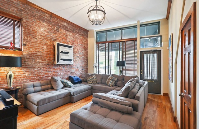 Large Executive 1st Floor Apartment with Chefs Kitchen!