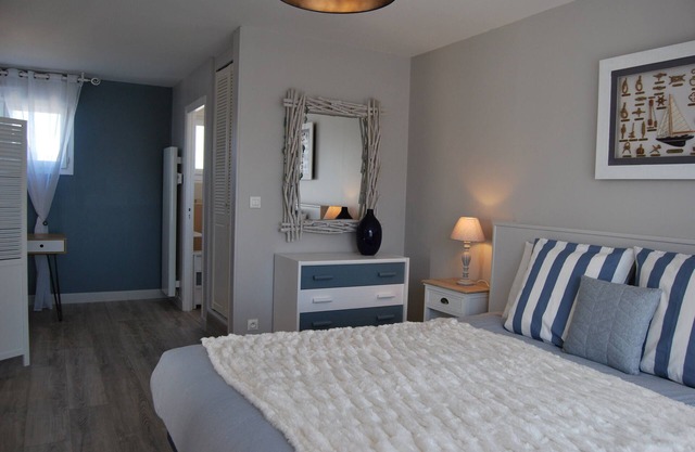 Large F2/Parking/Private residence/SEA 300 Meter LANDING BEACHES