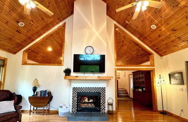 Large Family Cabin Escape in North GA Mountains on Private Pond