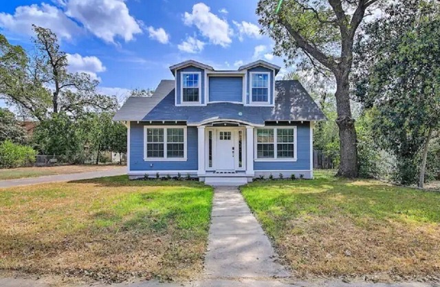 Large Family Cottage near Main St Shops! Sleeps 9.