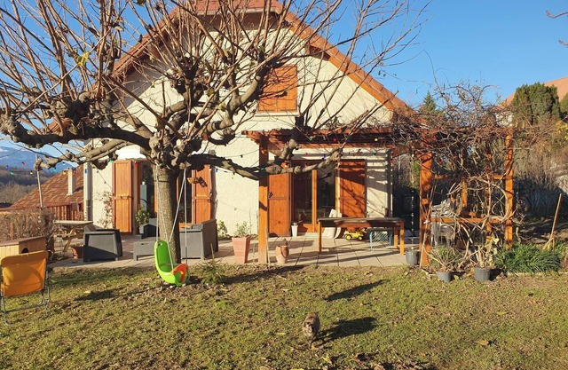 Large family home between countryside and mountains