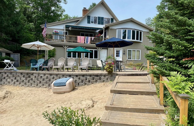 Large Family Home On Cassie Cove, Lake Ossipee