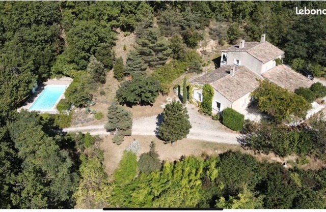 Large family home with swimming pool in the heart of Drôme provençale