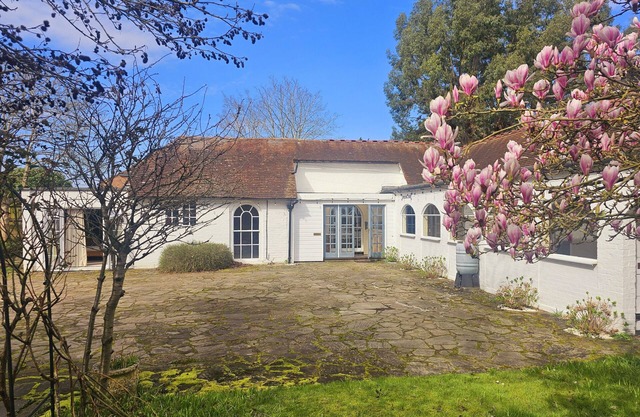 Large Farmhouse Cottage set in semi rural Surrey location, close to Guildford