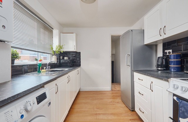 Large Flat Close to The City Centre - Sleeps 12