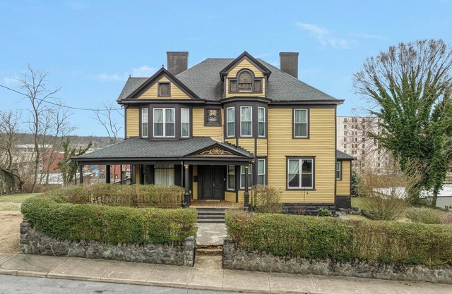 Large Historic Home in Bristol - 3 beds 3 full baths at Ravenwood on Solar Hill!