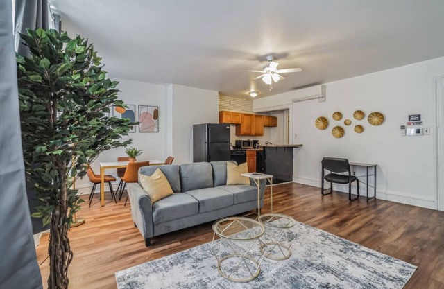 Large Historical 1/1 Center City | Sleeps 4!