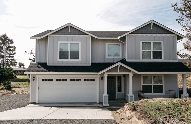 Large home in Gated Beach Front Community -4 bed/3 bath and Hot Tub!