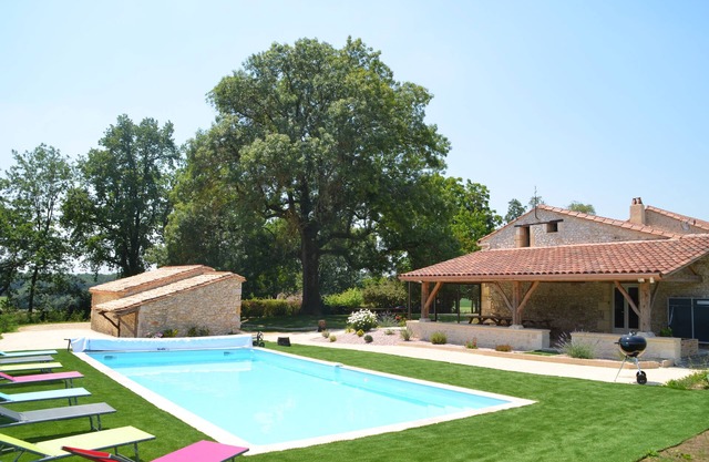 Large house 230m², 16 pers, private heated pool, 6000m² in the countryside