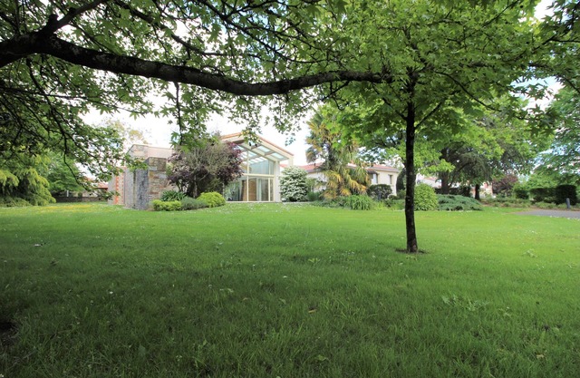 Large House, sleeps 20, 20 minutes Puy du Fou, indoor pool, spa, sauna
