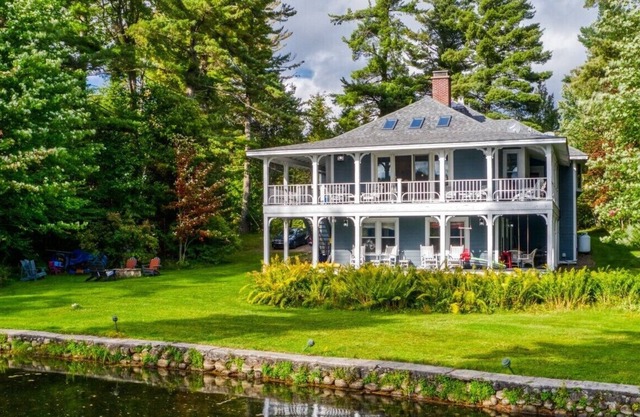 Large Lakeside Retreat- private lake home, great for large families