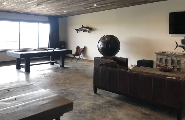 LARGE LIVING AREA, 2 BEDROOMS, 9 BEDS, 2.5 BATHROOMS, LARGE KITCHEN, POOL TABLE