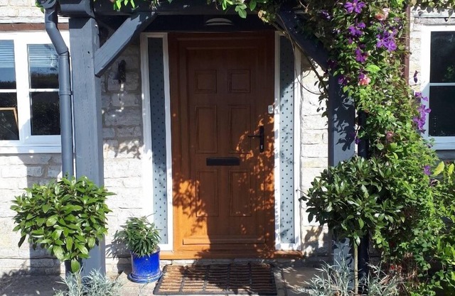 Large Luxury 5* House, with hot tub, 2 mins 2 pub, BBQ, Badminton, Splash Pool.