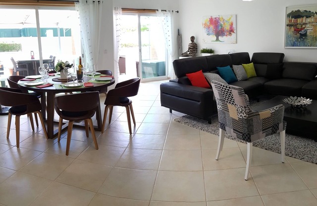 Large luxury apartment with swimming pool, garage, air conditioning and free WiFi