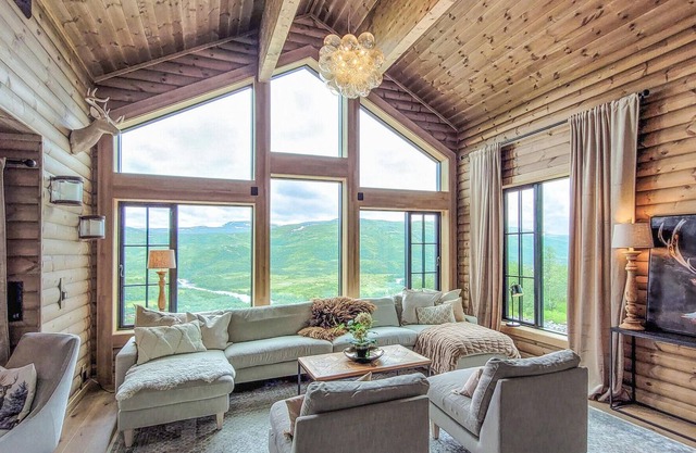 Large luxury holiday home with magnificent views of the mountains and the river.