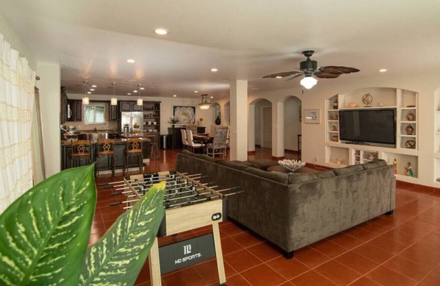 Large Luxury Home, Ocean View & Private Jacuzzi