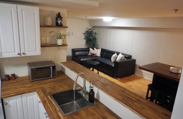 Large Modern Unit Near Downtown & Oldtown!