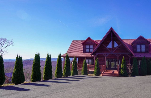 Large Mountaintop Cabin sleeps 16! Blue Ridge Mountain Views & Wraparound Deck
