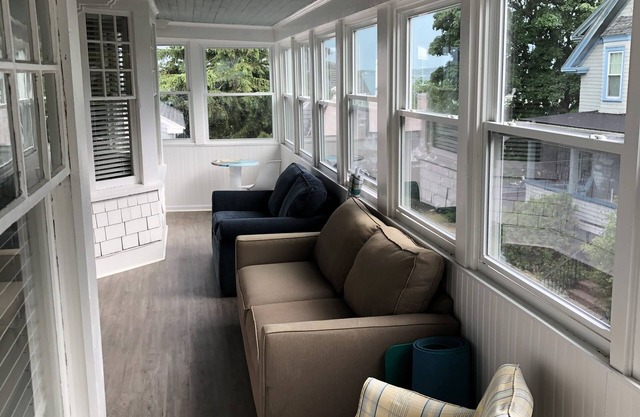 Large Oceanside Apartment. Walk to the beach and many restaurants. Pet Friendly