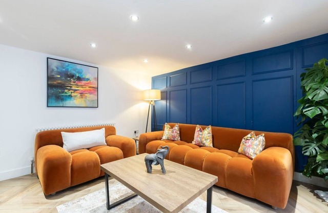 Large Period 2-Bed Apartment Close to Town