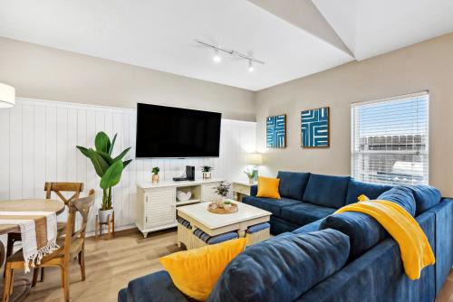 Large Pool, Near the Beach, 5 Bedroom, Pet-Friendly, Patio, Grill