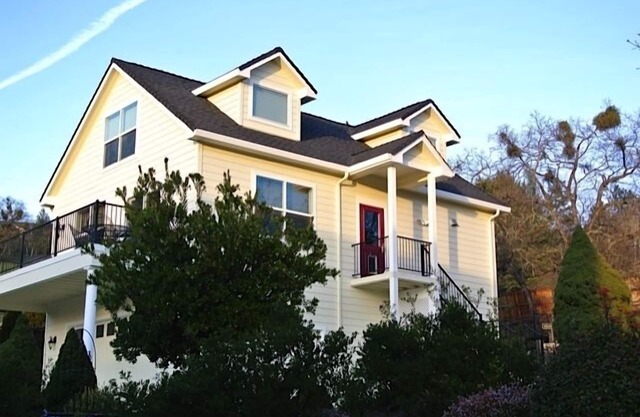 Large Private Carriage-House Retreat with Amazing Views