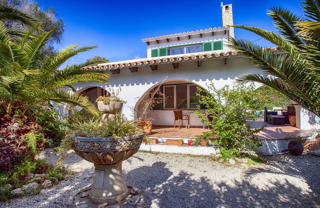 Large private pool, free WiFi, tranquil and private, perfect for isolation